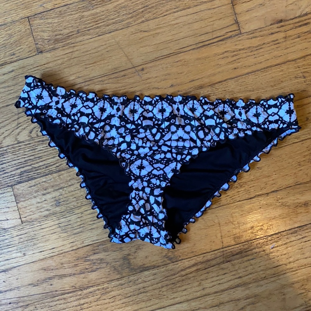 Shade & Shore Ruffle Cheeky Bikini Bottom - L - Picture 2 of 5